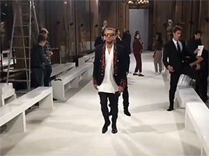 Neymar, Alves trổ tài catwalk ở tuần lễ thời trang Paris