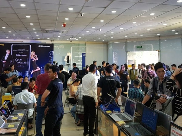 Người mua chờ từ 6h sáng để nhận Galaxy Note8