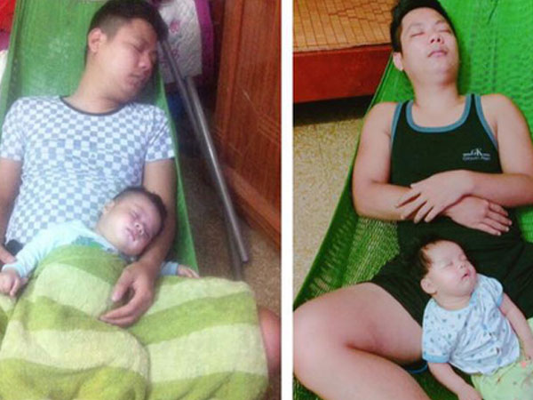 Những hình ảnh chứng minh mẹ là kẻ bị "ra rìa", bố con chúng nó giống nhau như lột, đến cái dáng ngủ cũng copy