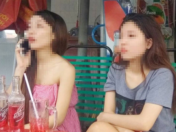 Quên đem giấy tờ tùy thân như 2 cô gái, bạn có bị phạt hay không?