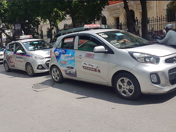 Taxi Hà Nội yêu cầu dừng khẩn cấp Grab-Uber