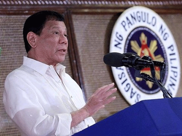 Tổng thống Philippines "xí xoá" đối địch, quay sang khen Mỹ