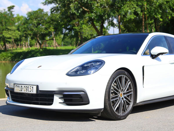 Chất thể thao trong mẫu sedan hạng sang Porsche Panamera 4S 2017