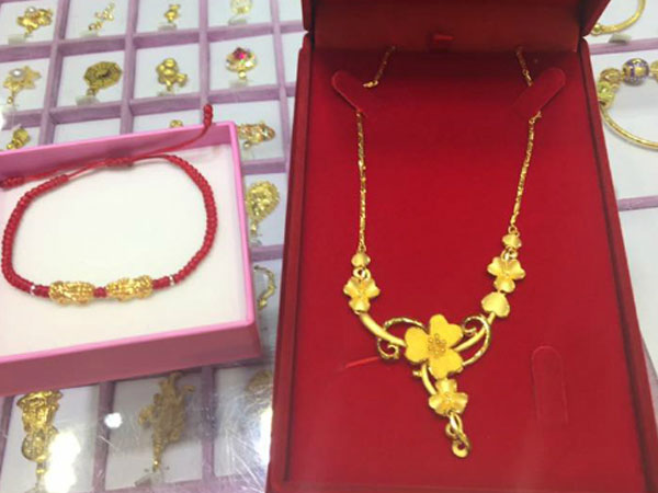Chồng tiết kiệm từng đồng tiền xu trong 2 năm để mua vòng vàng tặng vợ