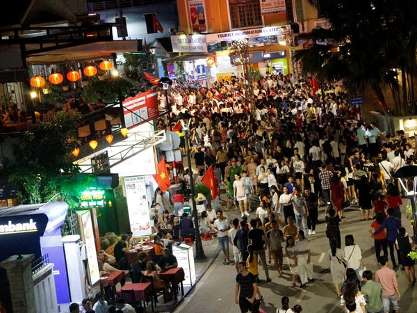 Du khách chen chân trên phố đi bộ ở Huế