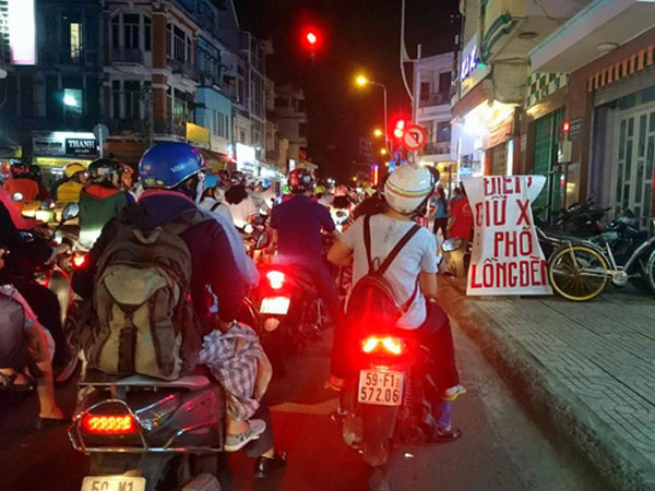 Giữ xe phố lồng đèn Sài Gòn hốt bạc triệu mỗi ngày, tận dụng luôn trẻ con ra bắt khách