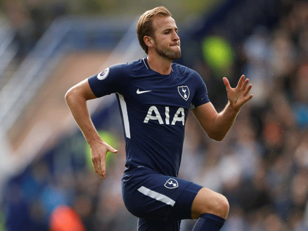 Kane lập cú đúp, Tottenham đè bẹp Huddersfield