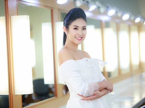 Ngọc Hân rạng rỡ xuất hiện sau nghi vấn chuẩn bị lên xe hoa