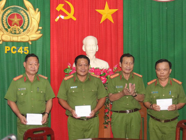 Phá vụ cướp ngân hàng, 3 tập thể được thưởng nóng