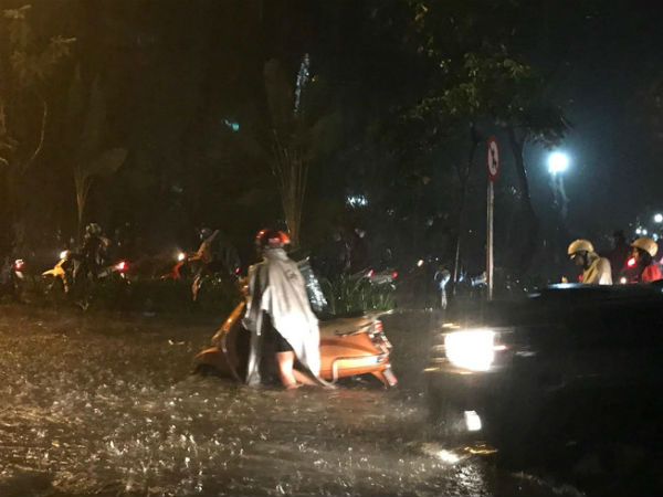 Sài Gòn mưa lớn, nhiều tuyến đường ngập nặng