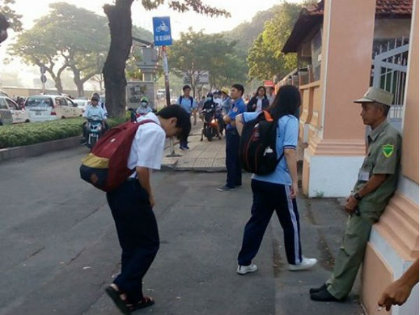 TP.HCM: Xúc động cảnh học sinh chuyên Lê Hồng Phong cúi chào bảo vệ