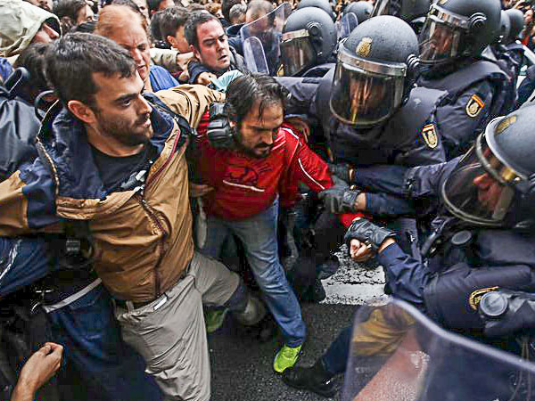 Cảnh sát Tây Ban Nha đập kính lao vào điểm bỏ phiếu ly khai ở Catalan