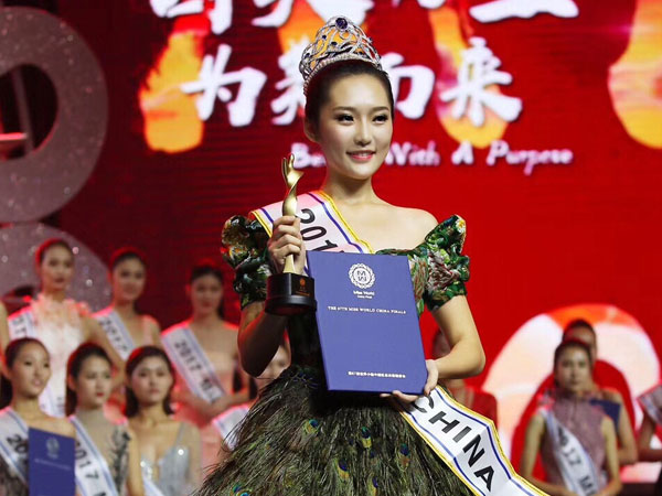 Hoa hậu Thế giới Trung Quốc mặc váy chim công khi đăng quang