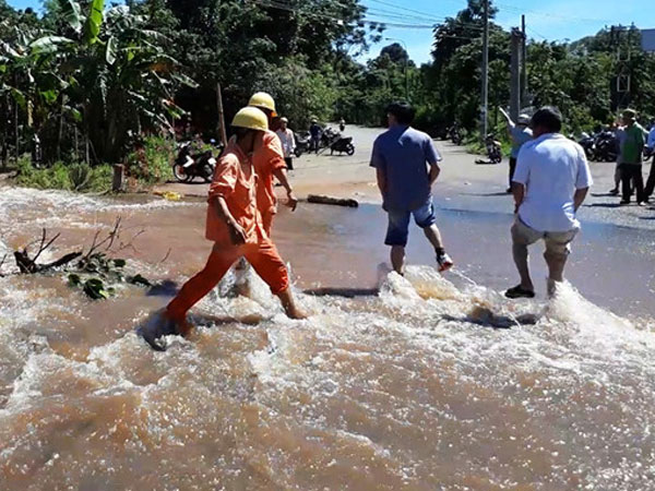 Người dân tháo chạy khi vỡ bờ kênh ở Bà Rịa - Vũng Tàu