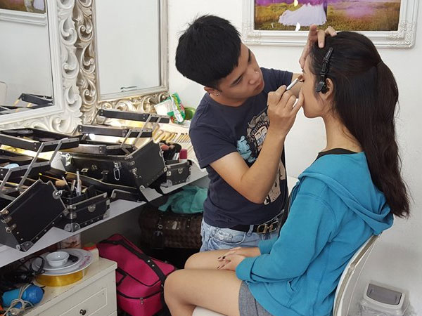 Thợ trang điểm "toát mồ hôi" vì yêu cầu của cô dâu phố cổ