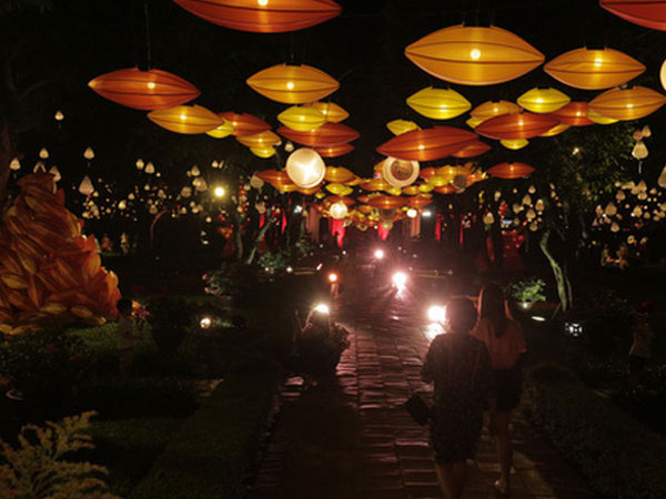 "Thu vọng nguyệt" ở Văn Miếu: Có gì bên trong khu Siêu VIP cách ly được cảnh sát bảo vệ, giá vé vài triệu vẫn đông nghịt khách?