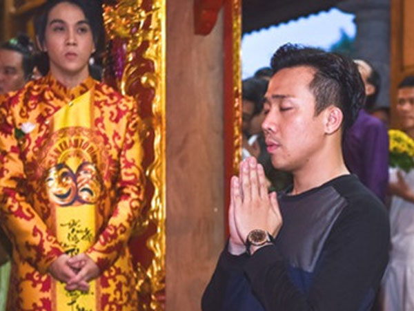 Trấn Thành và dàn sao Việt tấp nập cúng Tổ tại đền thờ của Hoài Linh