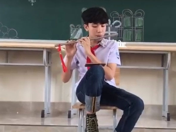 10X Quảng Ninh được cô giáo khen khi thổi sáo trúc "Em gái mưa"