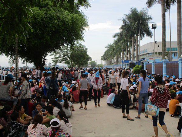 8.000 công nhân đình công vì không có chỗ gửi xe