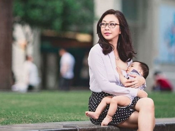 Cho con bú lâu có làm loãng xương mẹ không?