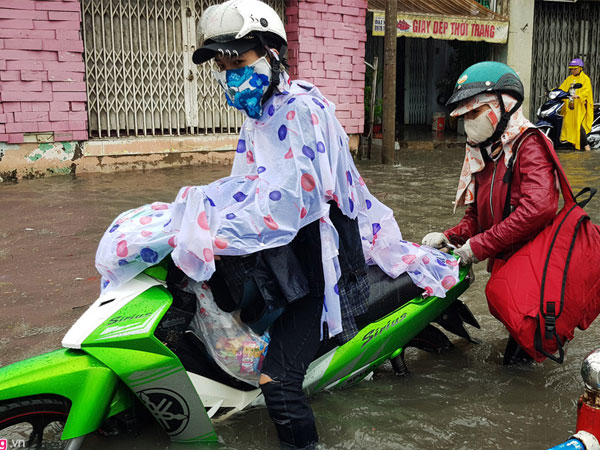 Người Sài Gòn lại "bơi" đi làm vào ngày đầu tuần