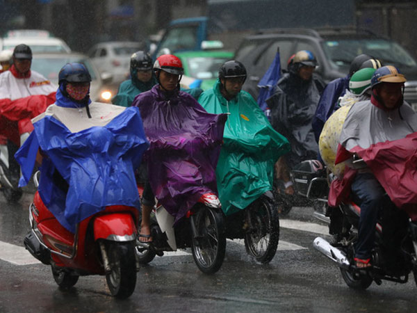 Sài Gòn mưa cả ngày lẫn đêm, chuẩn bị đón triều cường