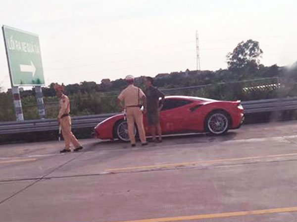 Siêu xe Ferrari 16 tỷ của Tuấn Hưng bị CSGT “tóm sống”