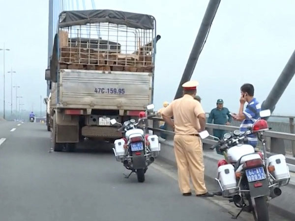 Tài xế bỏ xe tải giữa cầu Mỹ Thuận, gieo mình xuống sông