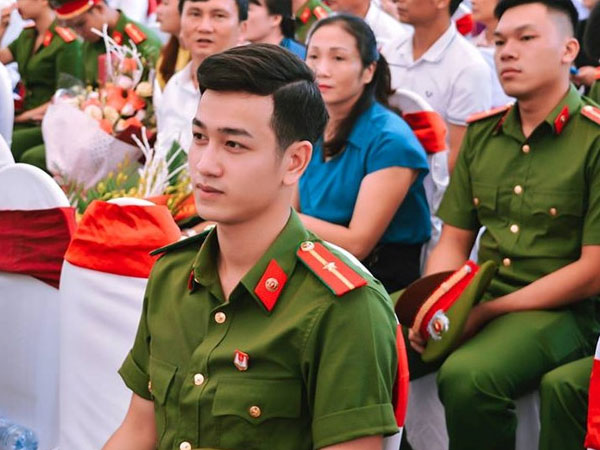 Thiếu úy cảnh sát điển trai, đàn giỏi, chỉ biết yêu đơn phương