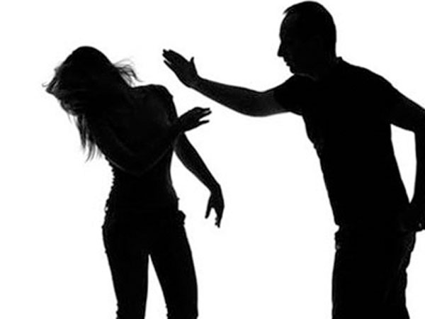 Tôi đánh vợ là đúng hay sai
