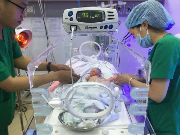 TP.HCM: Cứu sống bé sơ sinh chỉ nặng 1,3kg trong tình trạng suy hô hấp nặng