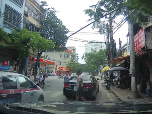 Video: Va chạm trên phố Thụy Khuê (Hà Nội), 2 tài xế bình tĩnh xem xét rồi niềm nở bắt tay nhau đầy thân thiện