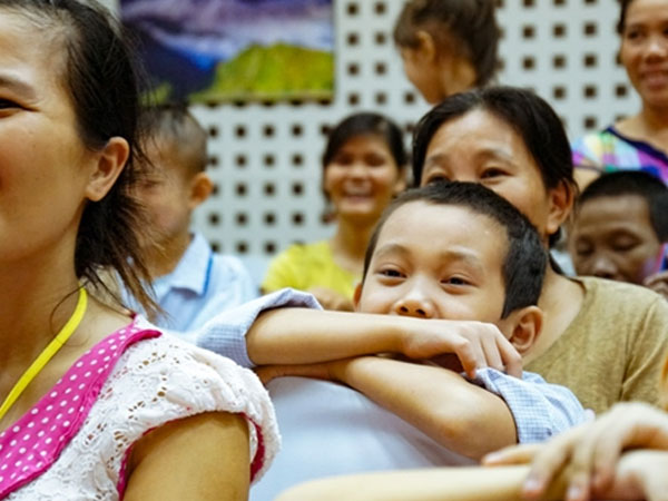 Cậu bé ung thư máu 5 năm phá cỗ trong bệnh viện: "Con thèm được về quê đi rước đèn"