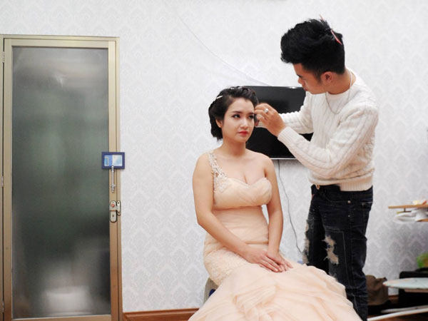 Câu nói của thợ ảnh khiến chú rể bực tức đẩy cô dâu xuống hồ
