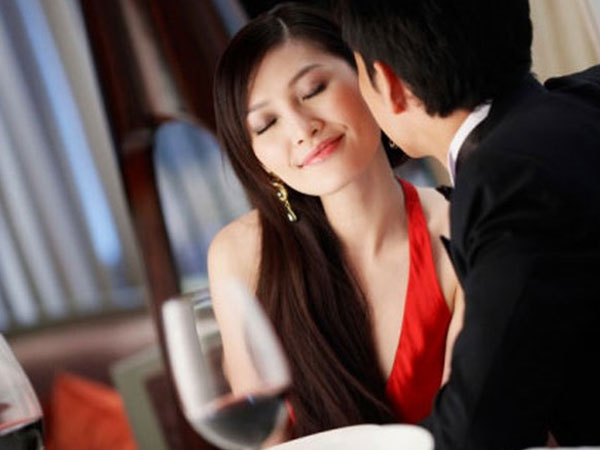 Choáng váng thấy vợ chưa cưới "nết na" ôm eo tình cũ vào nhà nghỉ