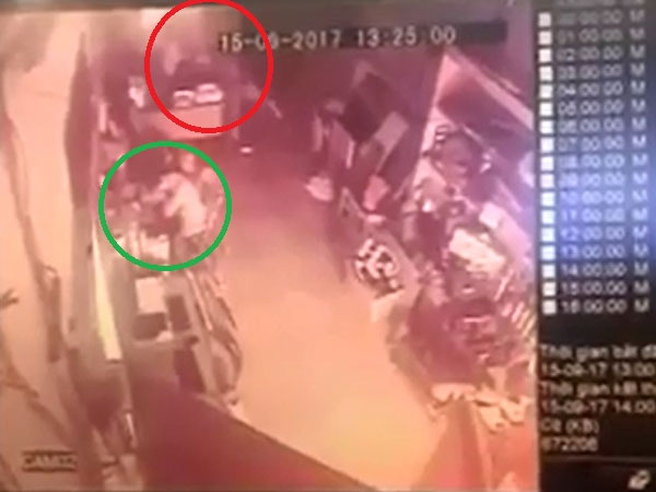 Clip: Nhân viên ngủ say, trộm táo tợn vào cửa hàng "nẫng" laptop