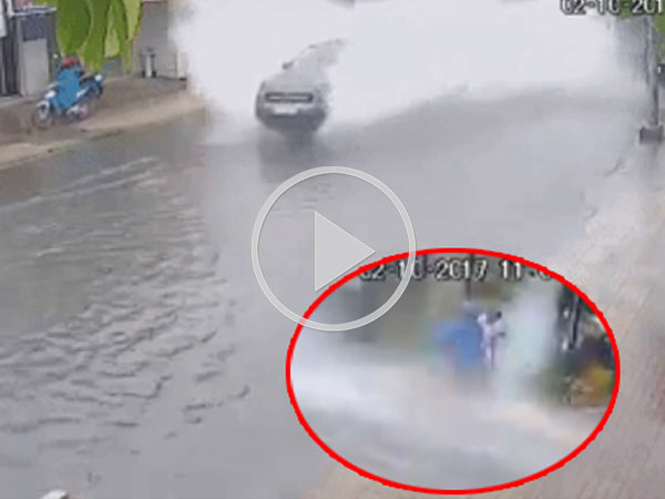 Clip: Xe sang lao như bay, nước văng tung tóe 2 bên đường ở TP.HCM