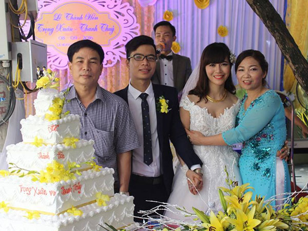 Nàng dâu hạnh phúc "nhất quả đất" khi bố chồng lái xe đón dâu, mẹ chồng leo 2 tầng lầu bê cơm cữ