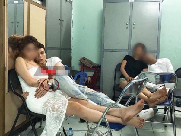 Nghi vấn Hoàng Tôn say xỉn trong quán bar, bị công an mời về phường làm việc?