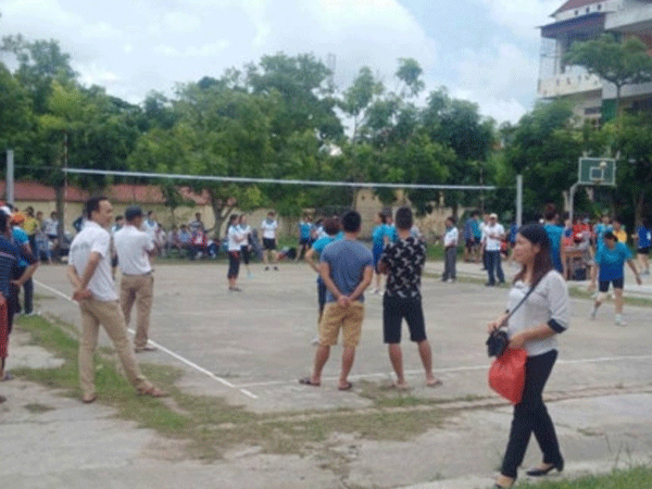 Tuyển thủ bóng chuyền tử nạn ngay trên sân thi đấu tại hội Làng
