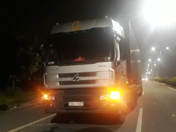Xe container cán chết hai công nhân đi làm về