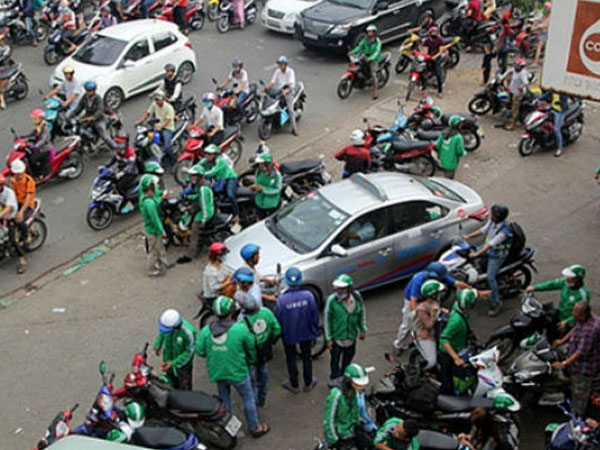 Xe ôm đổ máu: Khốc liệt "miếng cơm manh áo"