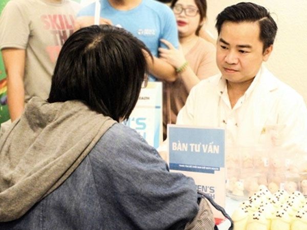 Bi hài vợ tìm cách chữa "bệnh đồng tính" cho chồng