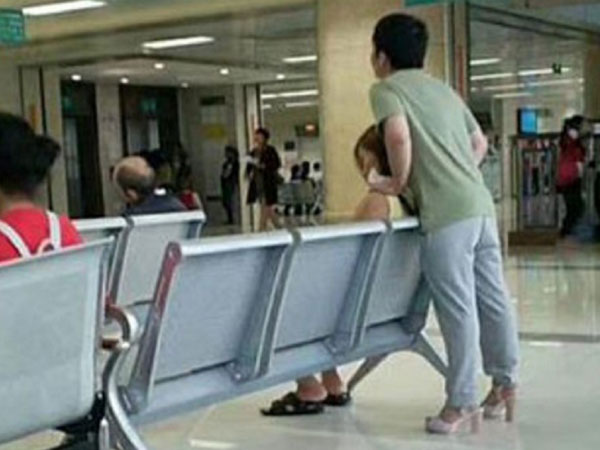 Chàng trai gây "sốt" khi mang giày cao gót để nhường giày cho bạn gái