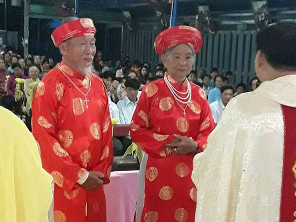 Cháu trai khoe "đám cưới kim cương" của "ông bà anh" gần 90 tuổi khiến dân mạng tròn mắt