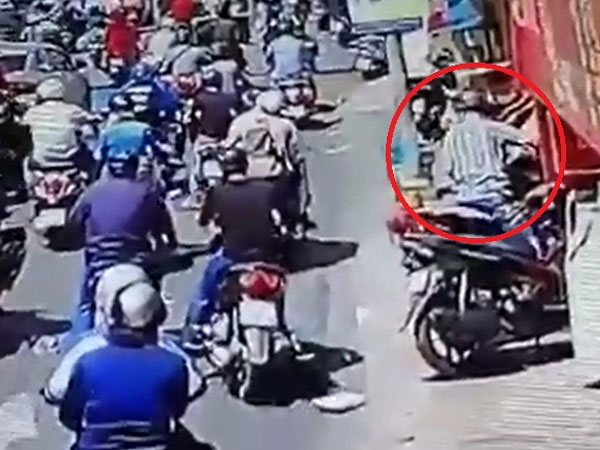 Clip: Táo tợn trộm xe ngay giữa phố đông người