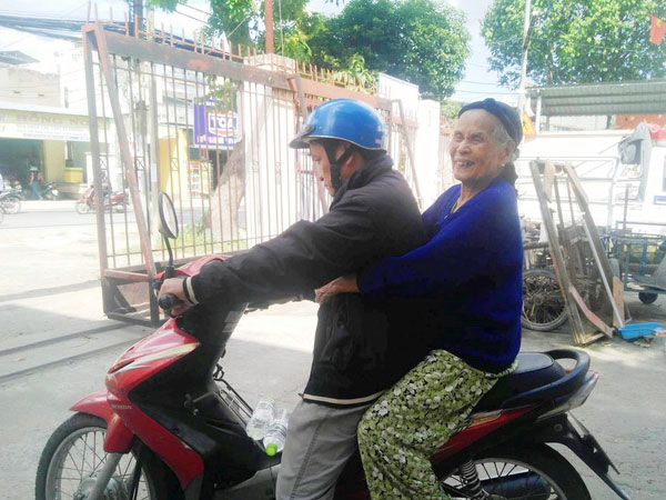 Cụ bà 84 tuổi xách túi đồ đi lang thang mừng rơi nước mắt khi được con trai, con gái đến đón về