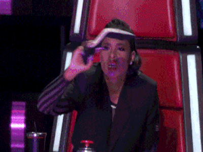 HLV "The Voice Mỹ" liệng giày lên sân khấu vì thí sinh hát hay "chịu không nổi"!