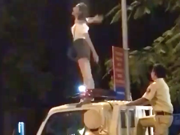 Nam Định: Cô gái trèo lên nóc xe CSGT nhảy múa la hét