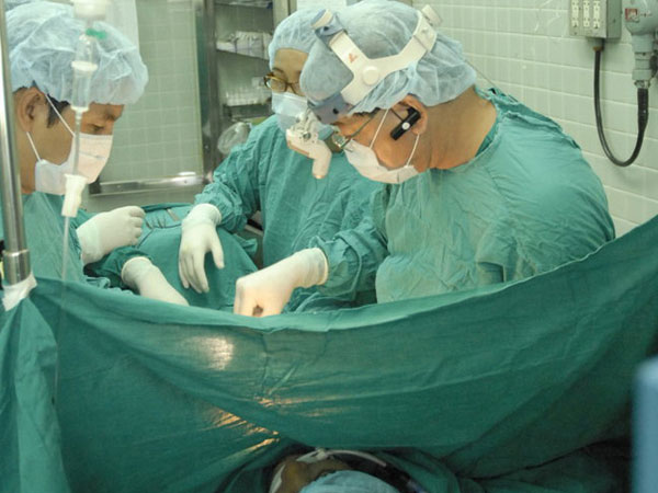 Nâng độn quá to, "đập mặt làm lại" gây nhiều biến chứng